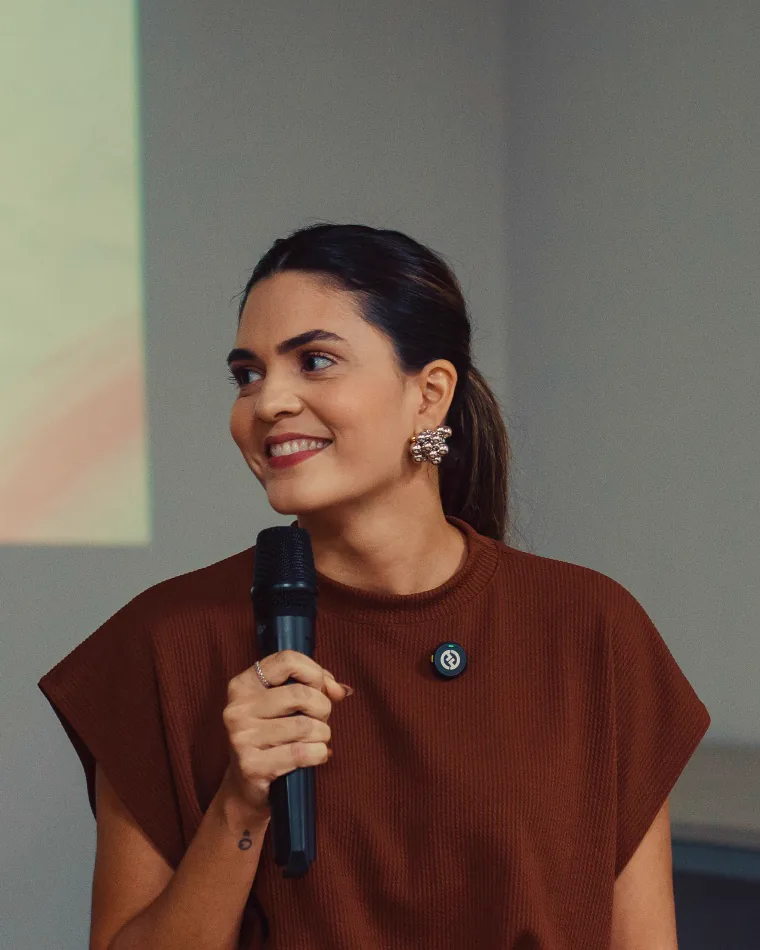 Bruna Maia palestrando com microfone